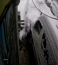 İstanbul - Kağıthane'de çocuk otomobilin altında kalmaktan son anda kurtuldu: 'Mucizevi kurtuluşuna şahit olduk'