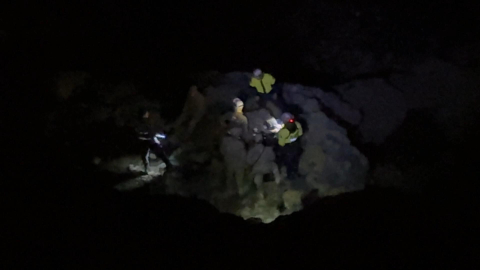 İstanbul - Sarıyer’de ormanda kaybolan kadın falezlerde yaralı olarak bulundu; kurtarma çalışmaları sürüyor -1