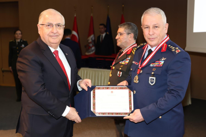 Bakan Güler, 'Madalya Tevcih, Başarılı Birlik ve Personelin Ödüllendirilmesi Töreni'ne katıldı