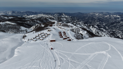 Deniz manzaralı yaylada kayak keyfi
