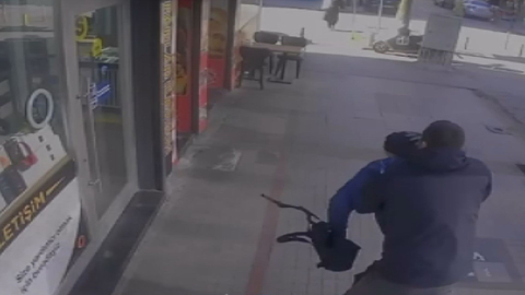 İstanbul - Pendik'te oyuncak silahla kuyumcu soygunu girişimi sonrası kavga kamerada