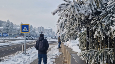 Diyarbakır'da yoğun sis; görüş mesafesi 15 metreye düştü, uçak seferleri aksadı