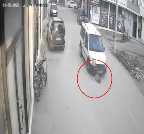 Yola fırlayan 2 yaşındaki çocuğa hafif ticari araç çarptı