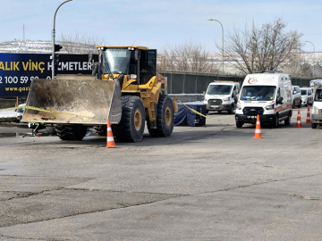 İş makinesinin çarpıp üzerinden geçtiği motosikletin sürücüsü öldü