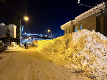 Beytüşşebap’ta çatılardan düşen tonlarca kar kamyonlarla taşınıyor