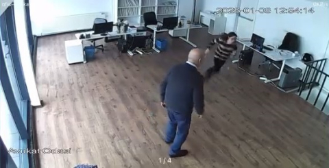 Ofisin tavanı çöktü, 2 kişi son anda kurtuldu: O anlar kamerada