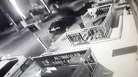 Çatıdan kopan yalıtım malzemesi caddeye düştü; o anlar kamerada