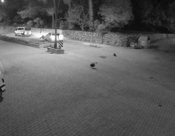 Alkollü sürücünün kullandığı otomobilin motosiklete çarptığı kaza kamerada: 2 yaralı