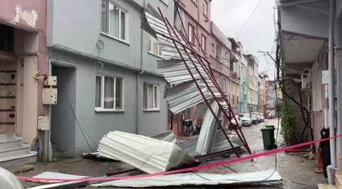 Bursa’da fırtına ve kuvvetli yağış; çatılar uçtu, deniz taştı