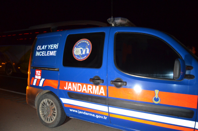 Evinin çatısından uçan parçaların üzerine düştüğü kadın öldü