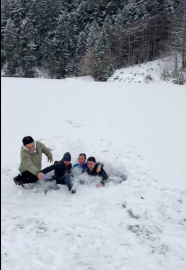 Derenin üzerinde zıplarken buz kırılınca suya düştüler; o anlar kamerada