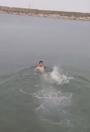 Soğuk havaya aldırmadan denize girip, yüzdü