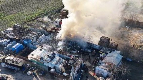 Geri dönüşüm tesisinde çıkan yangın dron kamerasında