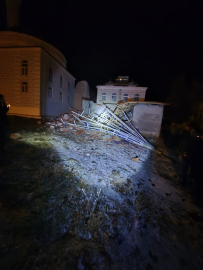 Manisa’da fırtınada cami minaresi devrildi