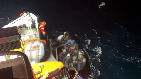 İzmir'de göçmen botu yarı batık bulundu; 37 kişi kurtarıldı, 1 kişinin cansız bedeni bulundu