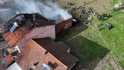 Ahırda çıkan yangın, evin çatısına sıçradı