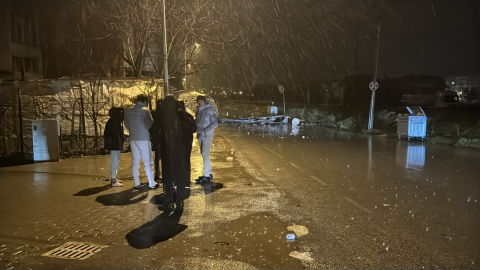 Kütahya’da kuvvetli rüzgar nedeniye evin çatısı uçtu, ağaçlar devrildi