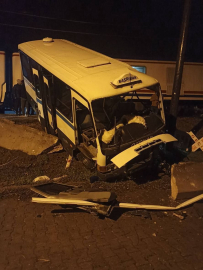 Tren, hemzemin geçitte minibüse çarptı; kaza kamerada