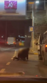 İstanbul - Küçükçekmece'de hafif ticari araç park halindeki minibüslere çarptı; sürücüsü yere yığıldı