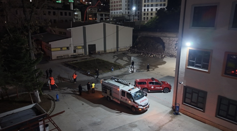 İstinat duvarının lise bahçesine çöktüğü anlar kamerada