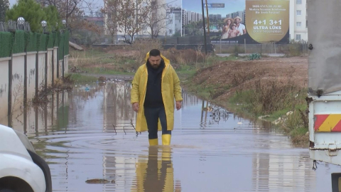 Rögarı olmayan sokak yağmur suyuyla doldu; sitede yaşayanlar yola taş döşeyip ulaşımı sağladı / Ek fotoğraf