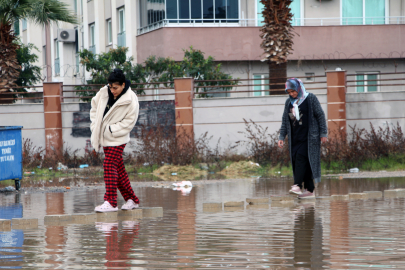 Rögarı olmayan sokak yağmur suyuyla doldu; sitede yaşayanlar yola taş döşeyip ulaşımı sağladı