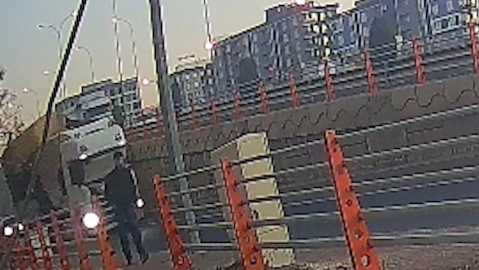 TIR'dan düşen saman balyalarının altında kalmaktan son anda kurtuldu