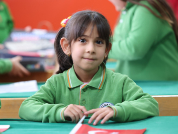 Türk bayrağı motifinin üzerindeki karı temizleyip öpen Zeynep, karnesini aldı