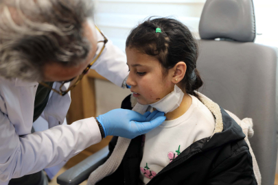 Darbedilip boğazından bıçaklanan Hüda'yı atkısı kurtarmış