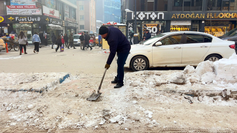 Bebek ve engelli arabalarının geçişi için, refüjdeki buzları kürekle temizledi