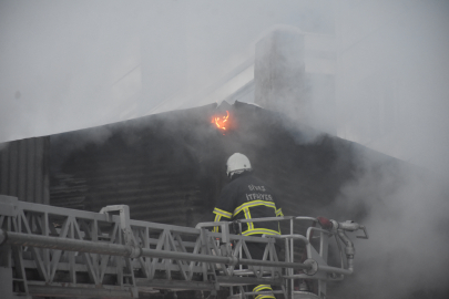 Sivas'ta 2 katlı evin çatısında yangın