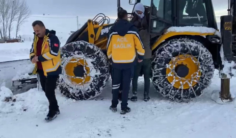 Kardan kapanan köy yolunda hasta, iş makinesiyle ambulansa ulaştırıldı
