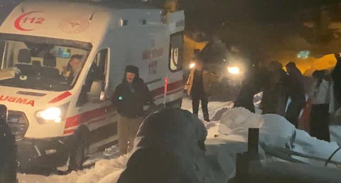 Yolu kapanan köydeki hasta için ekipler seferber oldu