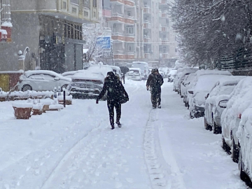 Batman’da 3'ü hariç tüm köy yolları kardan kapandı, uçuşlar iptal
