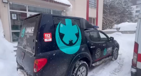 Diyabetli çocuk, kar yağışı ve çığ riskinin bulunduğu köyden alınıp hastaneye ulaştırıldı