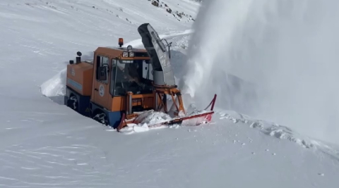 Türkiye’nin en yüksek rakımlı mahallesinin yolu ulaşıma açıldı