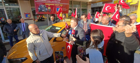 İzmir'de taksiciler araçlarını Türk bayraklarıyla donattı