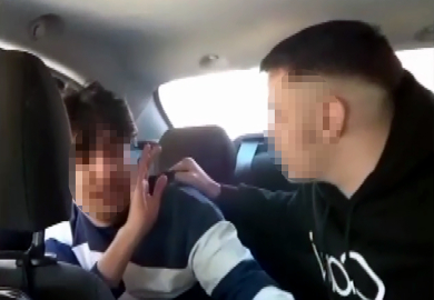 Çevrim içi oyunda küfürleştikleri liseliyi takside alıkoyup, darbettiler