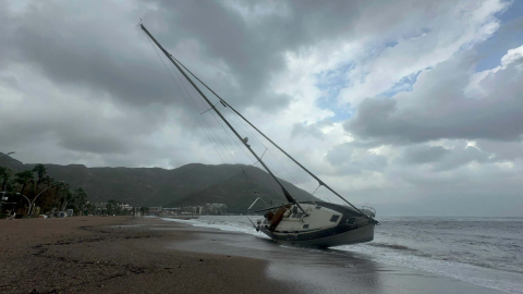 Marmaris’te fırtına; ağaçlar devrildi, yelkenli tekne karaya oturdu/Ek fotoğraflar