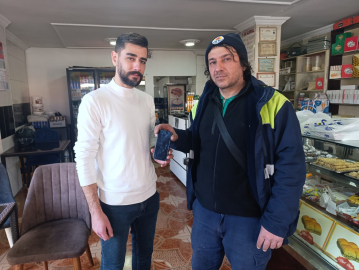 Parkta temizlik yaparken bulduğu 80 bin TL'lik cep telefonunun sahibini, astığı yazı ile buldu