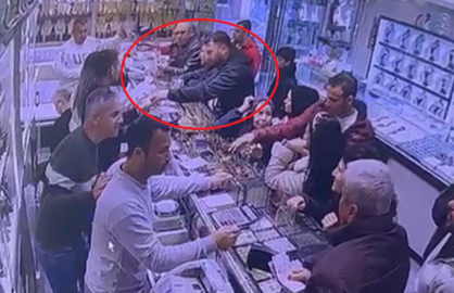 Tabancayla kuyumcuya girip 100 gram altını aldı, havaya ateş açıp kaçtı (2)