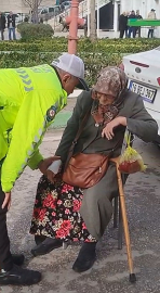 Trafik polisi, yaralanan kadına ilk müdahaleyi yapıp elini bir an olsun bırakmadı