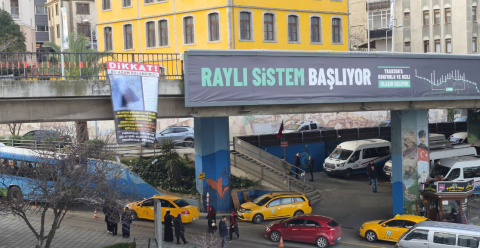 Kendisini dolandırdığını öne sürdüğü kişileri afişle teşhir etti