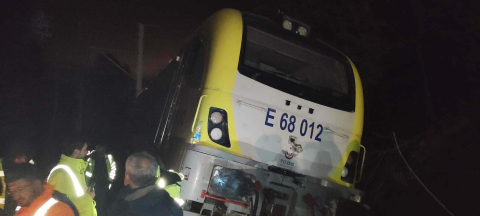 Raydan çıkan trenin lokomotifi, 13 saat sonra yerine oturtuldu, ulaşım normale döndü