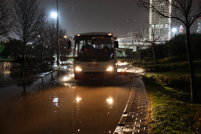 İzmir’de sağanak: Yollar göle döndü, ev ve iş yerlerini su bastı