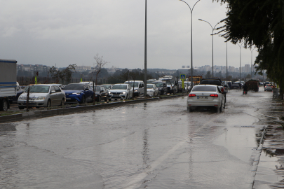 Adana'da sağanak hayatı olumsuz etkiledi / Ek fotoğraflar