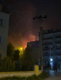 Terasta yakılan mangaldan savrulan kıvılcımlarla çatı katı yandı