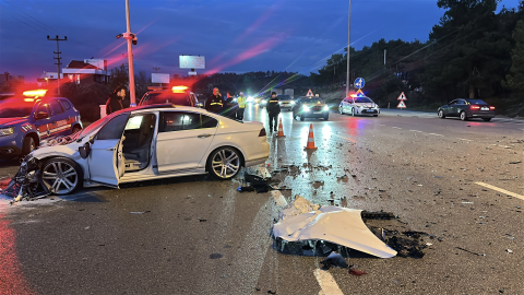 Çanakkale’de 2 otomobil çarpıştı; 1’i ağır 5 yaralı