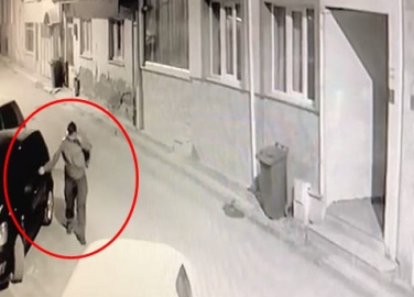 Kesici aletle 5 araca zarar verdi; olay kamerada