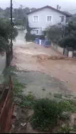 İzmir'de sağanak su baskınlarına neden oldu